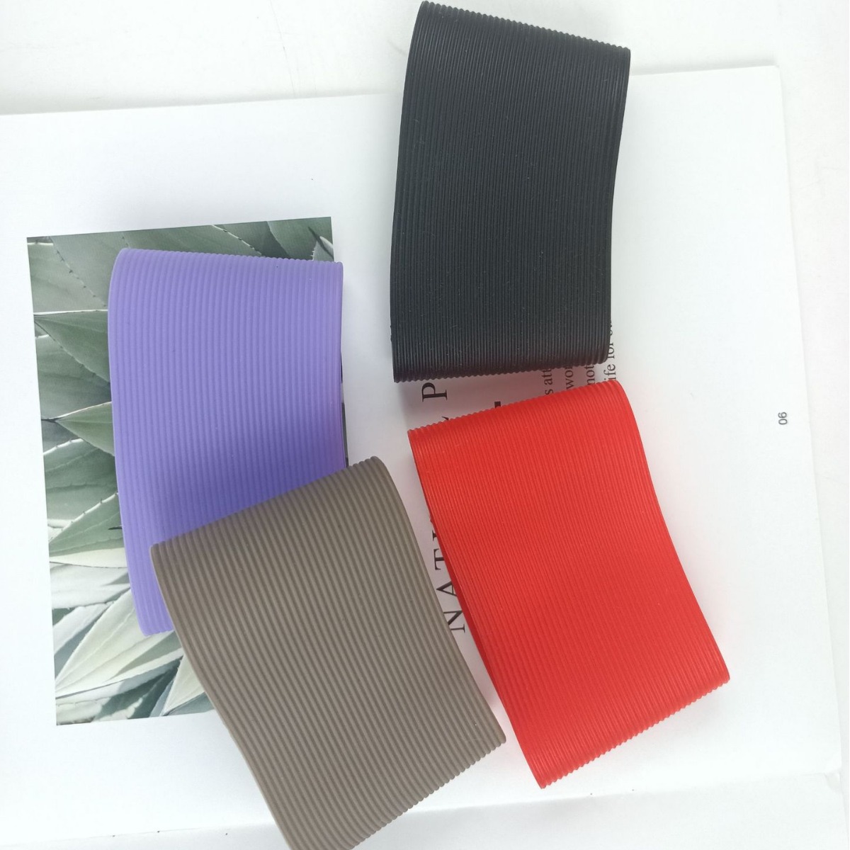 源头厂家实力直供外横内滑6公分硅胶杯套隔热杯套陶瓷杯玻璃杯套