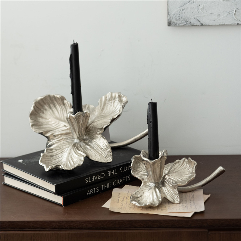 India importa candelabros metálicos de flores de oro y plata, adornos de escritorio para el hogar, candelabros románticos de lujo ligero de alta gama