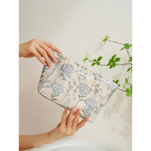 C 76358 Cream embroidered makeup bag ���ʹ̽����������y��