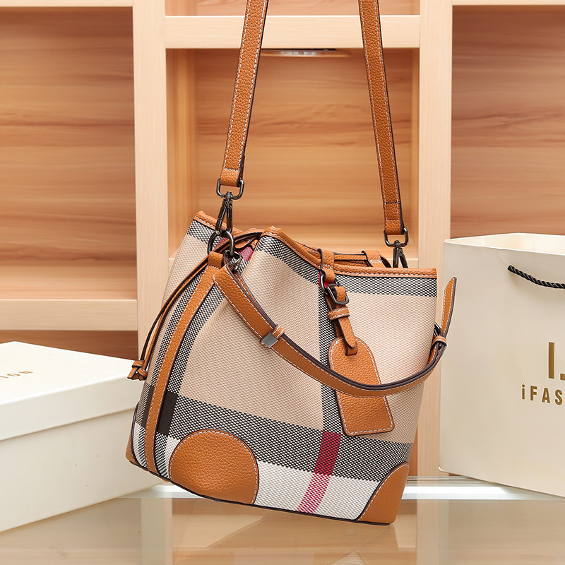 2023 New Classic Checker Bag Rete Borsa a secchiello in pelle rossa Borsa a tracolla Borsa da donna alla moda di alta qualità_voghion.com