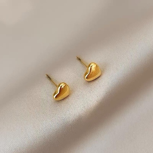Titanium steel 18K gold simple fashion love earrings women's niche high-end ear piercing peach heart small earrings jewelry