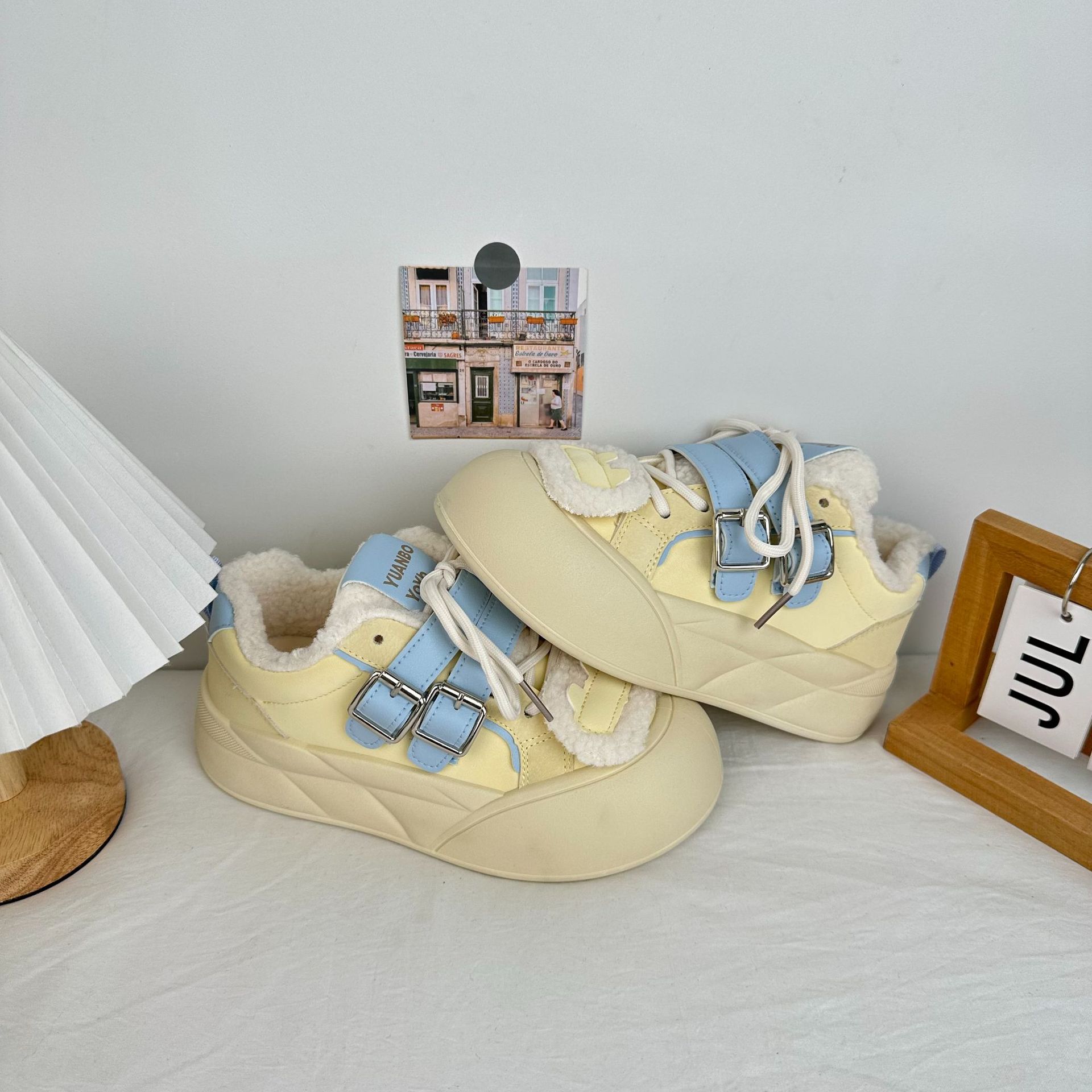 Zapatos de algodón de terciopelo de fondo grueso, zapatos blancos calientes de invierno de baja altura, 2024 versátiles, zapatos de skate casuales de nicho