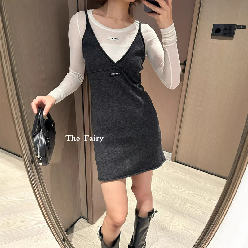 New Mu Brand Base Shirt + Dress Two-Piece Set with Classic Letter Logo, Stylish and Elegant Long-Sleeve Versatile Outfit New Mu Brand Base Shirt + Dress Two-Piece Set with Classic Letter Logo, Stylish and Elegant Long-Sleeve Versatile Outfit