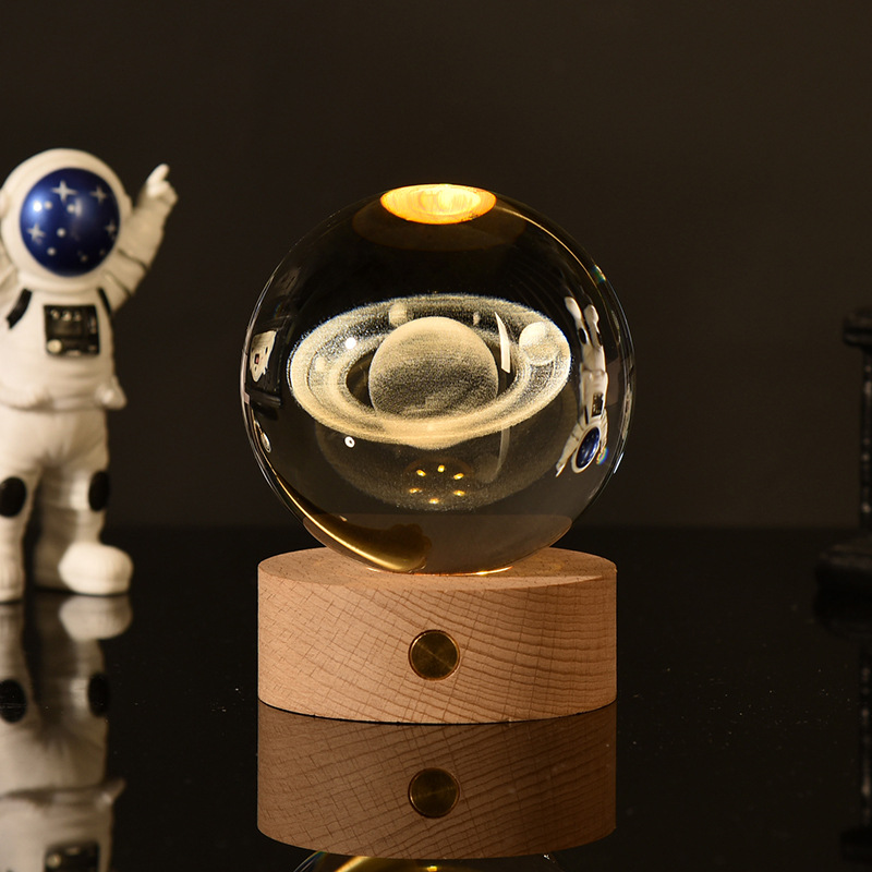 Lámpara decorativa con bola de cristal 3D | Luz nocturna LED con base de madera y grabado de galaxia o luna