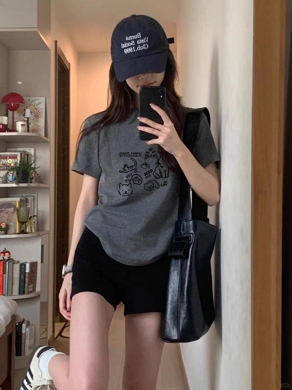 グレーの純綿半袖tシャツアメリカのプリントの正肩の丸首はスリムに見えます。|undefined