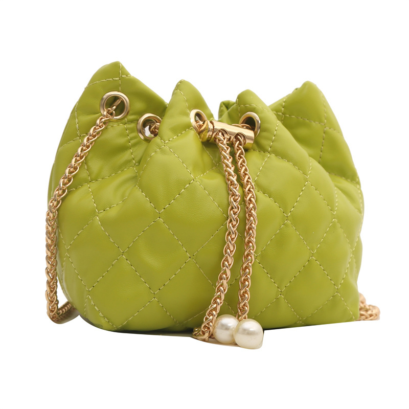 Textura de moda de gran capacidad 2024 moda de verano versión coreana de pliegues casuales de diamantes de cara suave bandolera de un solo hombro