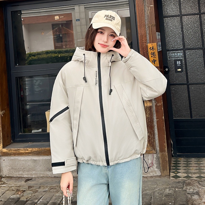 Capa de algodón de pluma para mujeres corta de invierno 2025 nueva moda suelta con una chaqueta de algodón delgada y cálida y gruesa