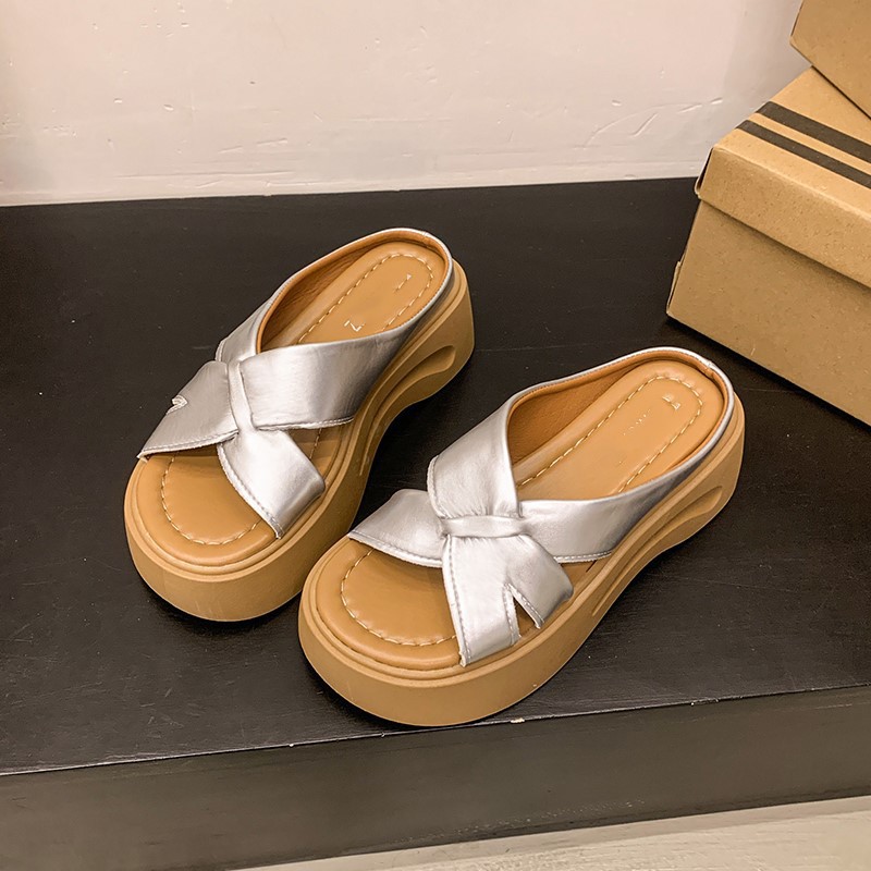Zapatillas de playa de fondo grueso para mujeres 2026 nuevo estilo de verano exquisitas zapatillas frías de alta calidad con zapatillas de falda