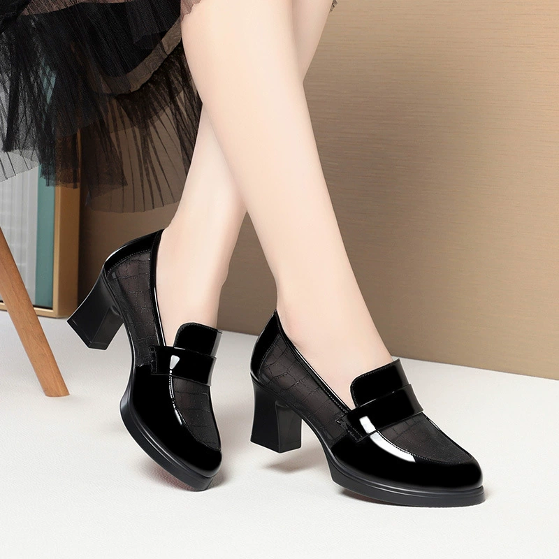 Оптовая продажа летних женских туфель на высоком каблуке от производителя, водонепроницаемые лоферы на платформе с массивным каблуком, кожаные туфли на среднем каблуке с сетчатыми вставками для женщин среднего возраста.