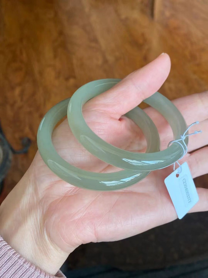 Vòng tay ngọc bích Hetian tự nhiên màu hồ nước xanh, dáng tròn mảnh, đường kính 52–64 mm chi tiết 4