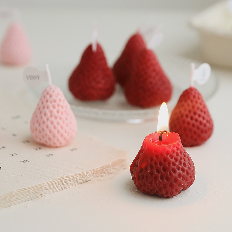 Wholesale strawberry scented candles, soy wax souvenir candles, creative fragrance ornaments, hand-shaped candles