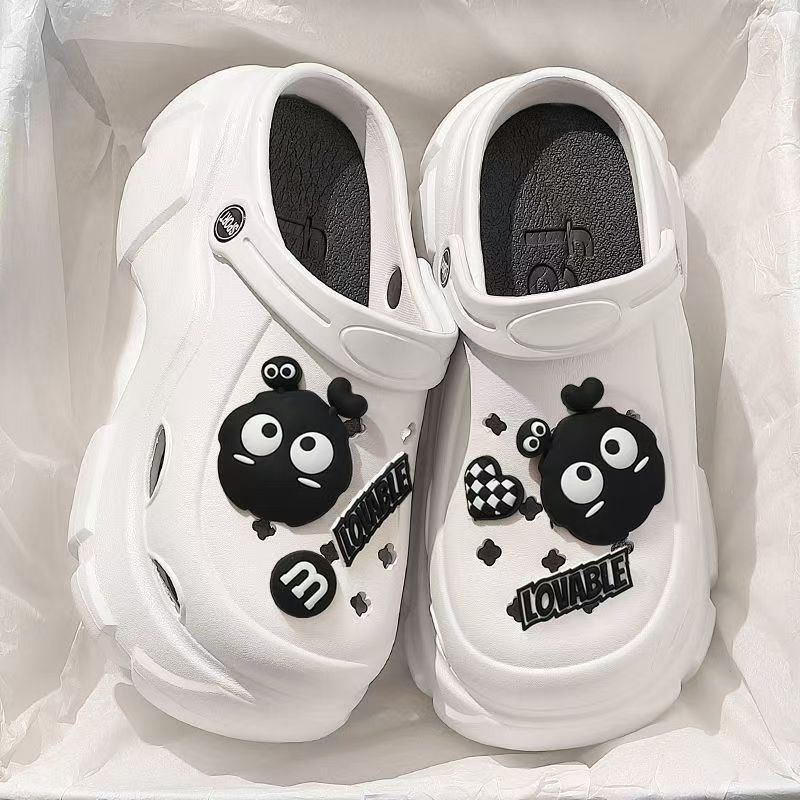 Zapatos con agujeros para mujer verano 2025 nuevo estilo de suela gruesa que pisa mierda, sandalias de uso exterior de hombre pequeño, sandalias de playa de fondo suave antideslizantes