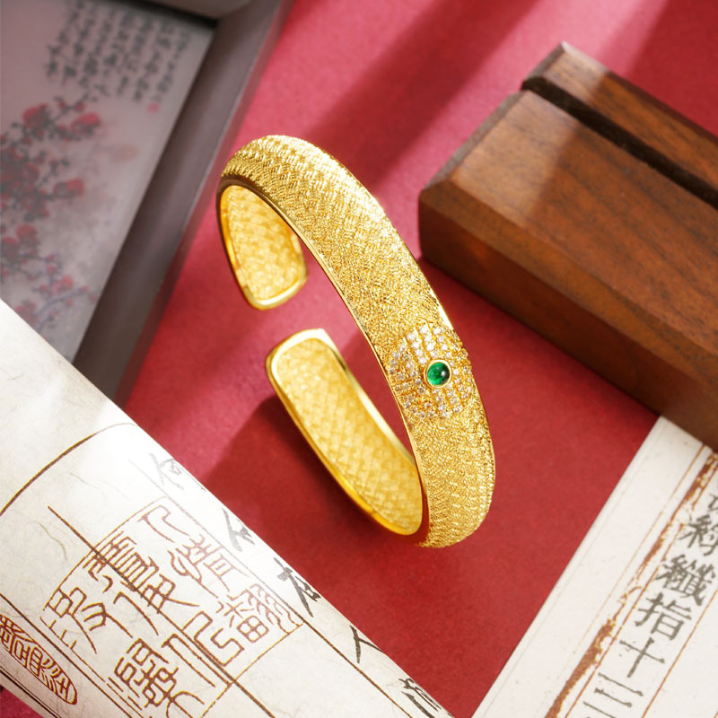 Antigua moda vietnamita con incrustaciones de oro de arena, textura retro, pulsera abierta, nicho femenino, diseño de lujo ligero, sentido de joyería que no se desvanece durante mucho tiempo
