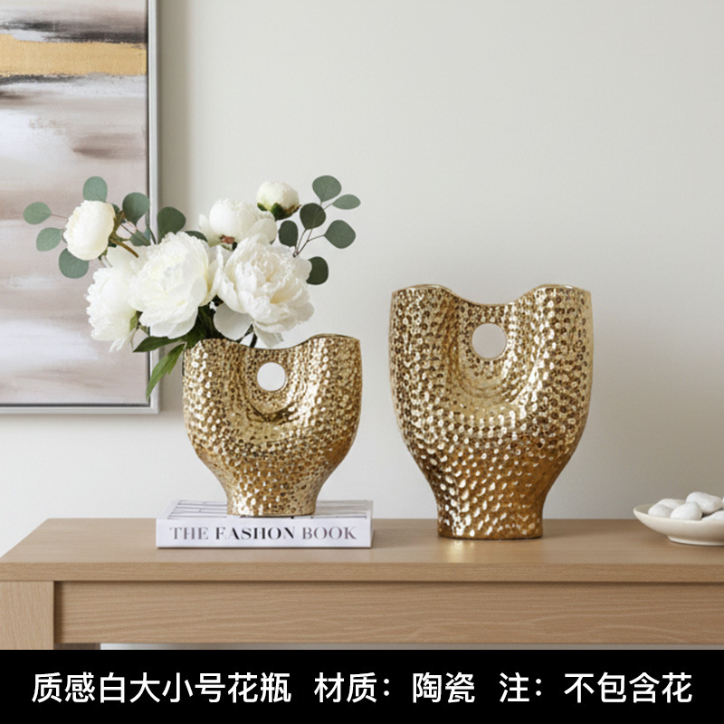 リビングルームの置物は軽くて豪華で高級な雰囲気のお酒棚の装飾品です。