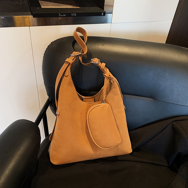 Bolso relajado coreano de cuero suave retrógrado para mujeres bolso de cubo de gran capacidad 2025 nuevo hombro bajo la braza bolso mochila