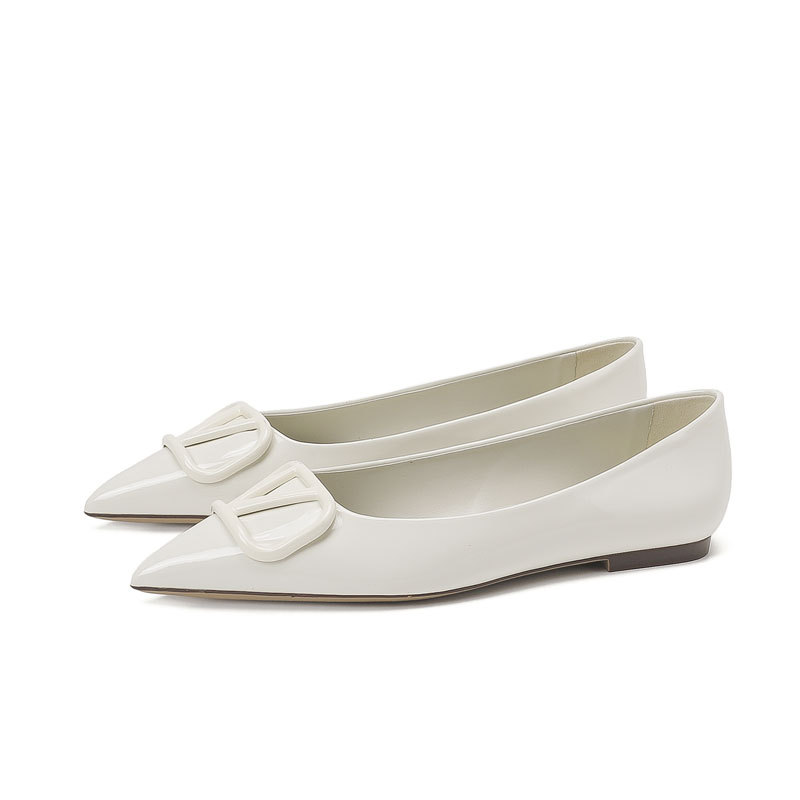 화이트 페이턴트 가죽