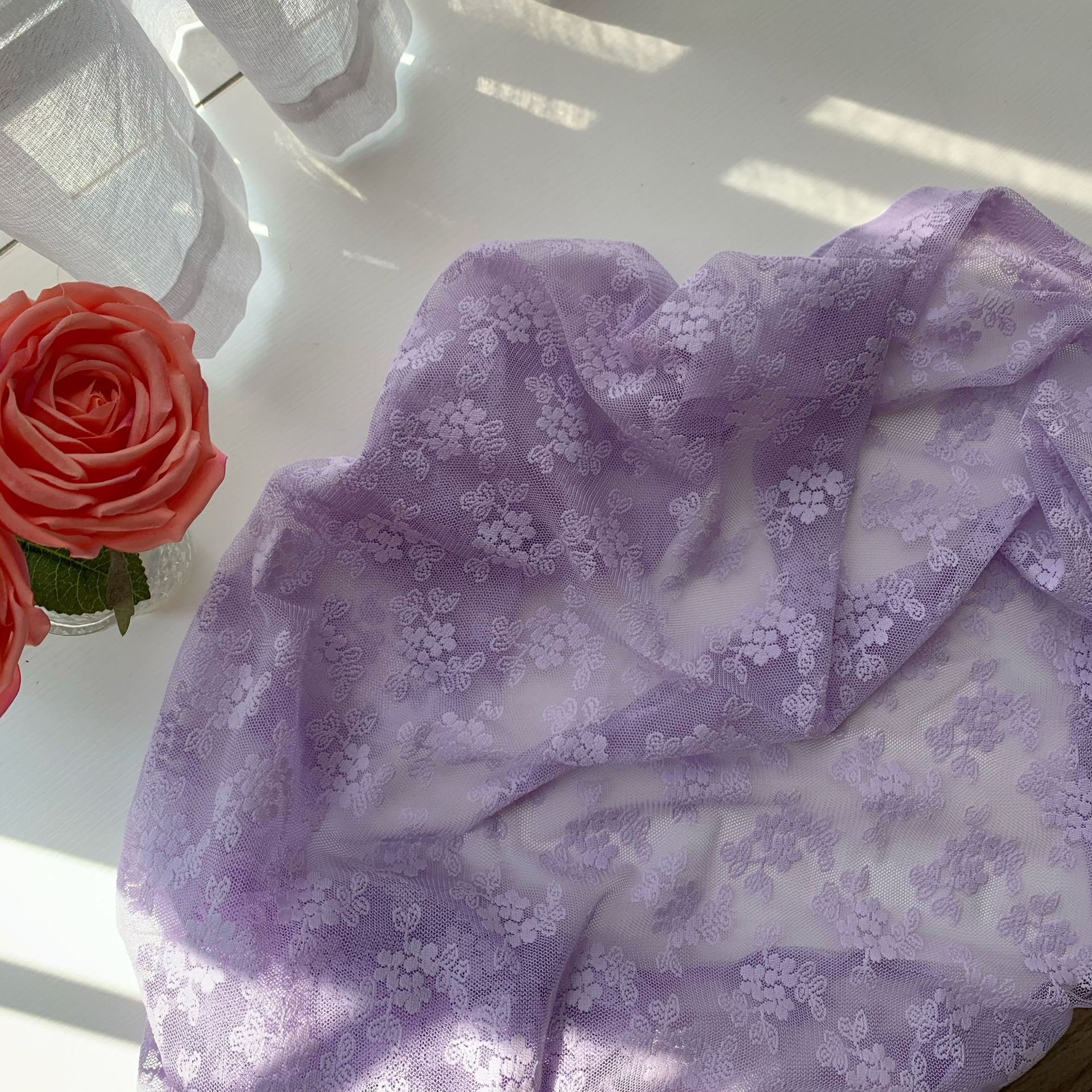 Tela de encaje de poliéster tridimensional pequeña tela de jacquard floral para niños Hanfu al por mayor estera de mesa de malla mantel de encaje