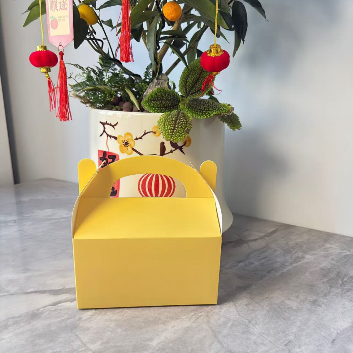 Caja de regalo de papel kraft en stock caja de embalaje creativa de Año Nuevo acompañante caja de regalo de vacaciones simple sobre rojo de boda