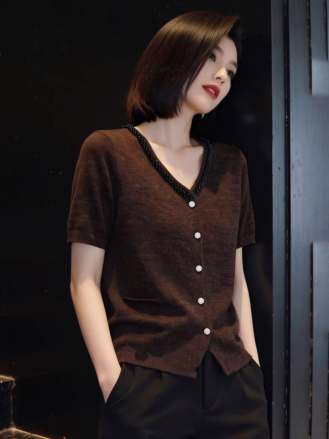 Áo dệt kim ngắn tay đính cườm màu cà phê form suông — màu cà phê