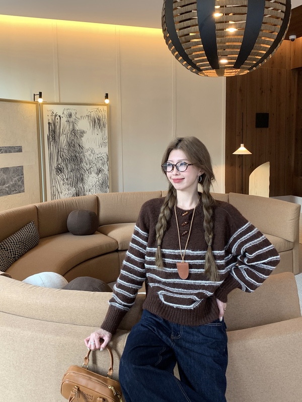 法式复古半开领毛衣女2025秋季新款牛角扣设计感条纹长袖针织上衣|undefined