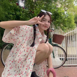 日系甜美小众印花宽松短袖衬衫女夏季新款ins潮防晒情侣百搭衬衣