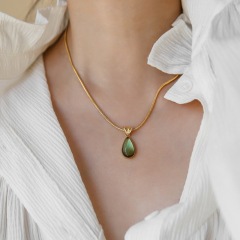 フランスのレトロなオリーブの緑の青い水滴のペンダントのネックレスの女性は色が落ちません。