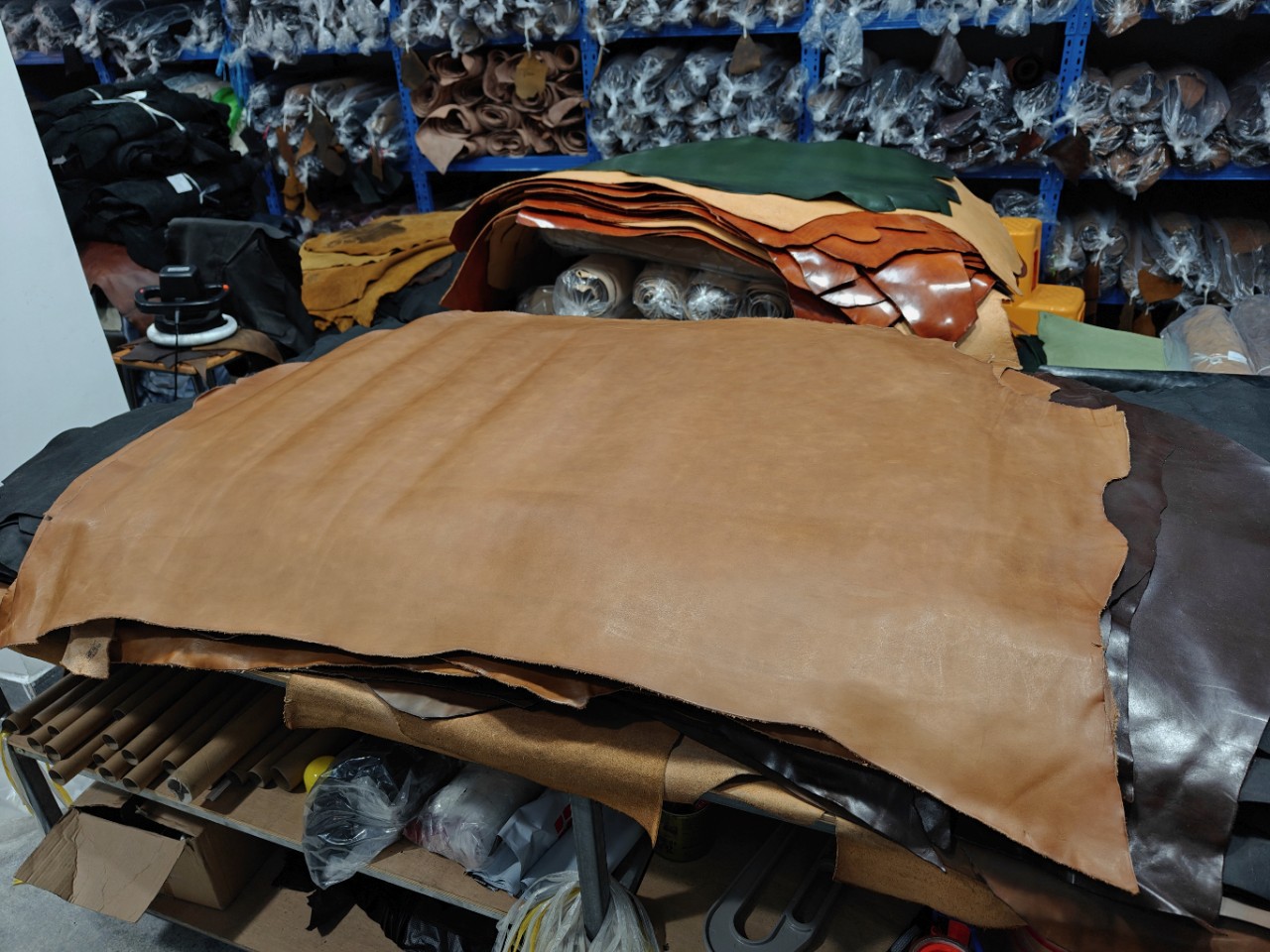 意大利TEMPESTI出品棕色植鞣牛肩三边直1.4mm开张15尺左右