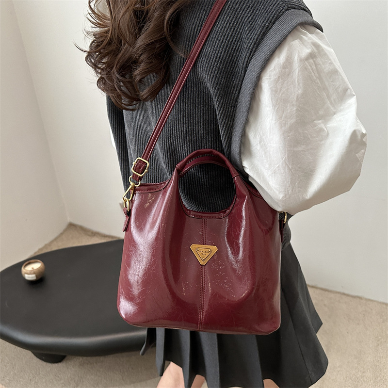 Alto sentido retro bolso de mano de mujer invierno 2024 bolsa de mano casual versátil de viaje mochila de hombro