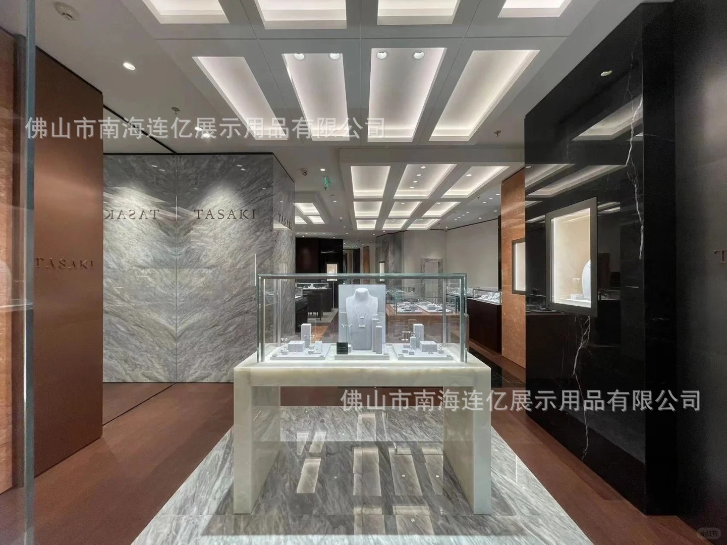 大牌珠宝店铺完工图_4_惠州市星达展柜有限公司_来自小红书网