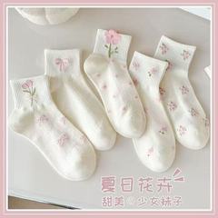 靴下の女性の甘いソックスの夏の薄いタイプのかわいい日本の百合のピンクの白い低い組