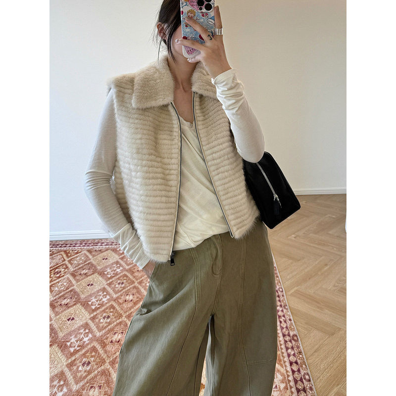 Early Spring Style with a Sense of Luxury, Sleeveless Furry Vest with a Turn-Down Collar, Elegant and Slimming, Loose-Fitting Short Top