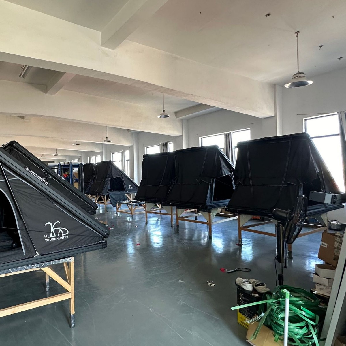 Fabricante mayorista de aleación de aluminio triangular sombrilla techo camping RV al aire libre viaje a prueba de lluvia acampamiento espeso