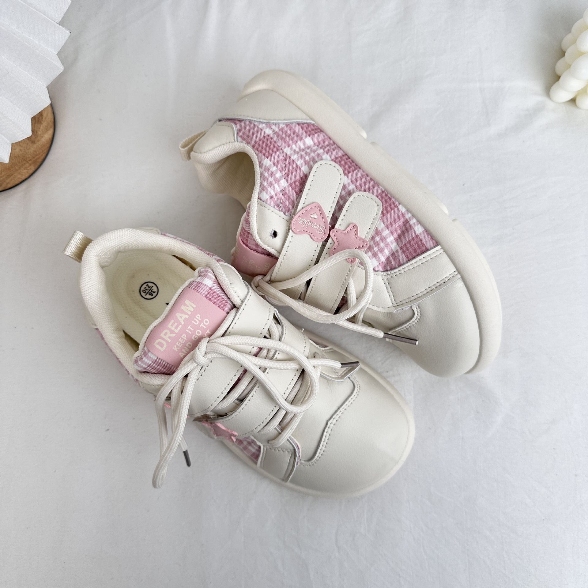 Yuanbo2025 primavera estudiantes zapatos de skate de cabeza cuadrada de fondo plano para mujeres estilo de Hong Kong casual versátil velcro zapatos de lona image 10