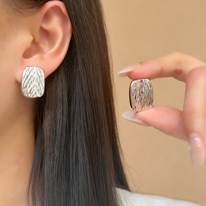 European and American Style Nail-Shaped Earrings with Unique Niche Design, Personalized, Fashionable, Simple, Hammer-Patterned Design, High-End Accessories