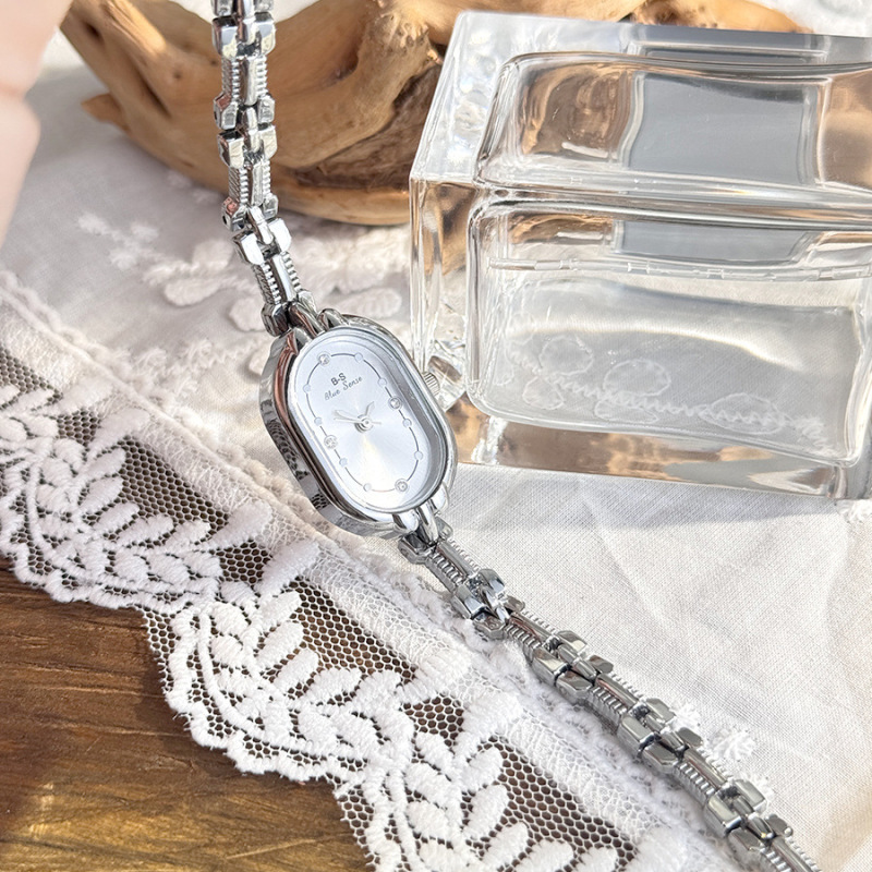 老钱风新品简约复古小金表椭圆形女表小众高级感手链首饰女石英表|undefined
