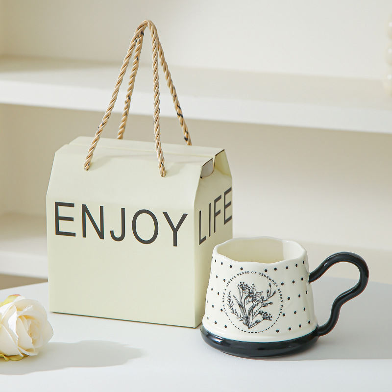 Tazas de cerámica de alto valor nominal tazas de café tazas de leche de alto nivel de sensación de taza de agua casera regalos de mano al por mayor