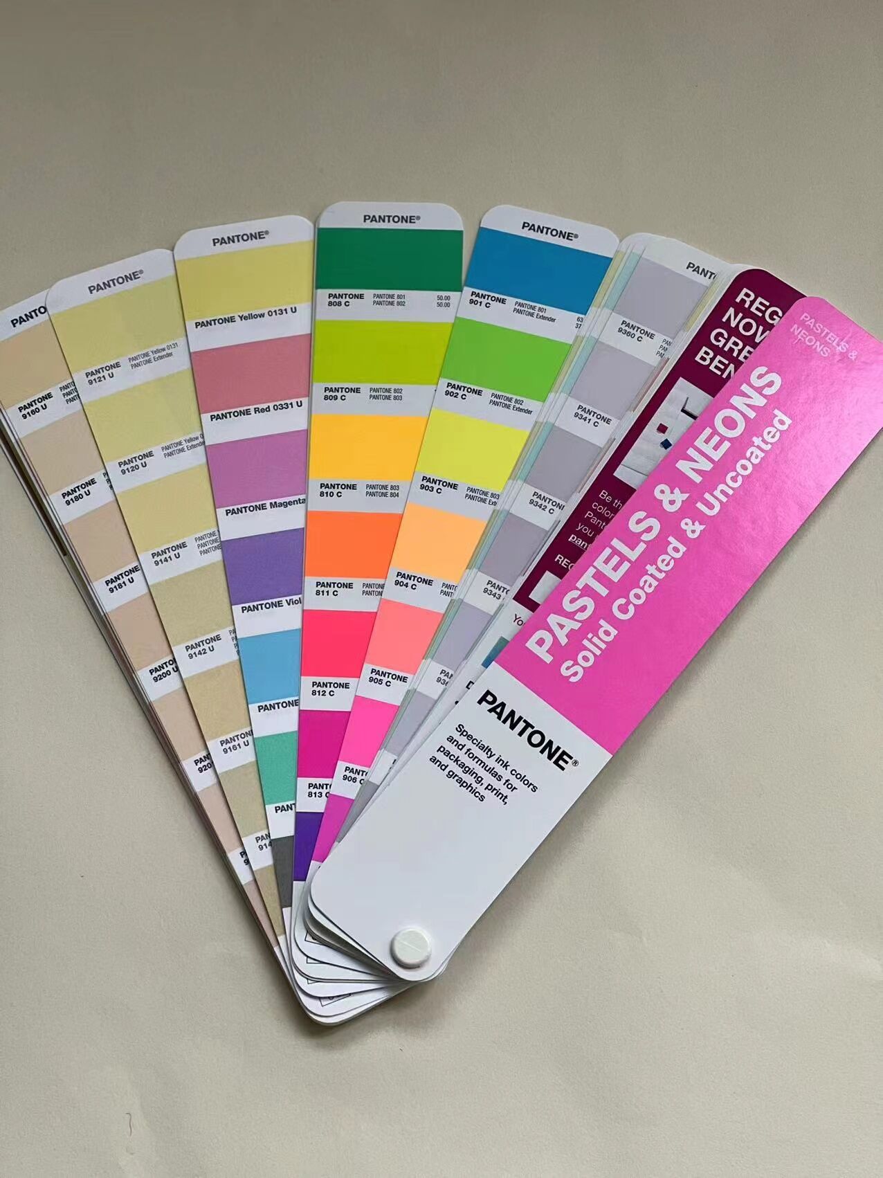 新版彩通粉彩色卡霓虹色卡PANTONE GG1504B国际标准 2023新版9开