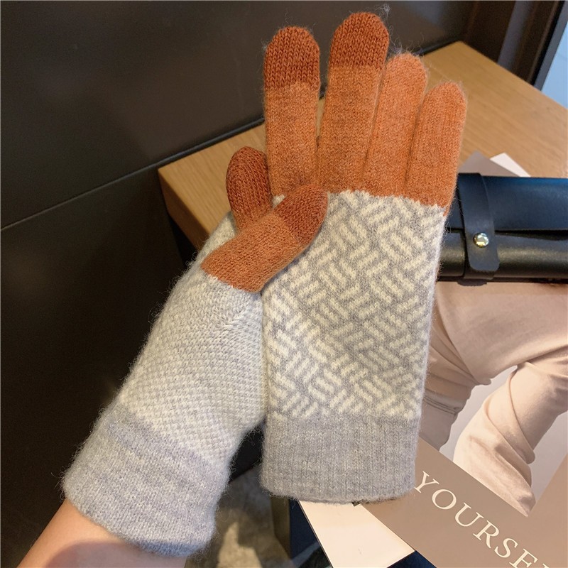 日本の衝突色の格子のタッチパネルの保温の手袋の女性の秋冬の新型のメリヤスとベルベットの車は森の女子学生に乗ります。