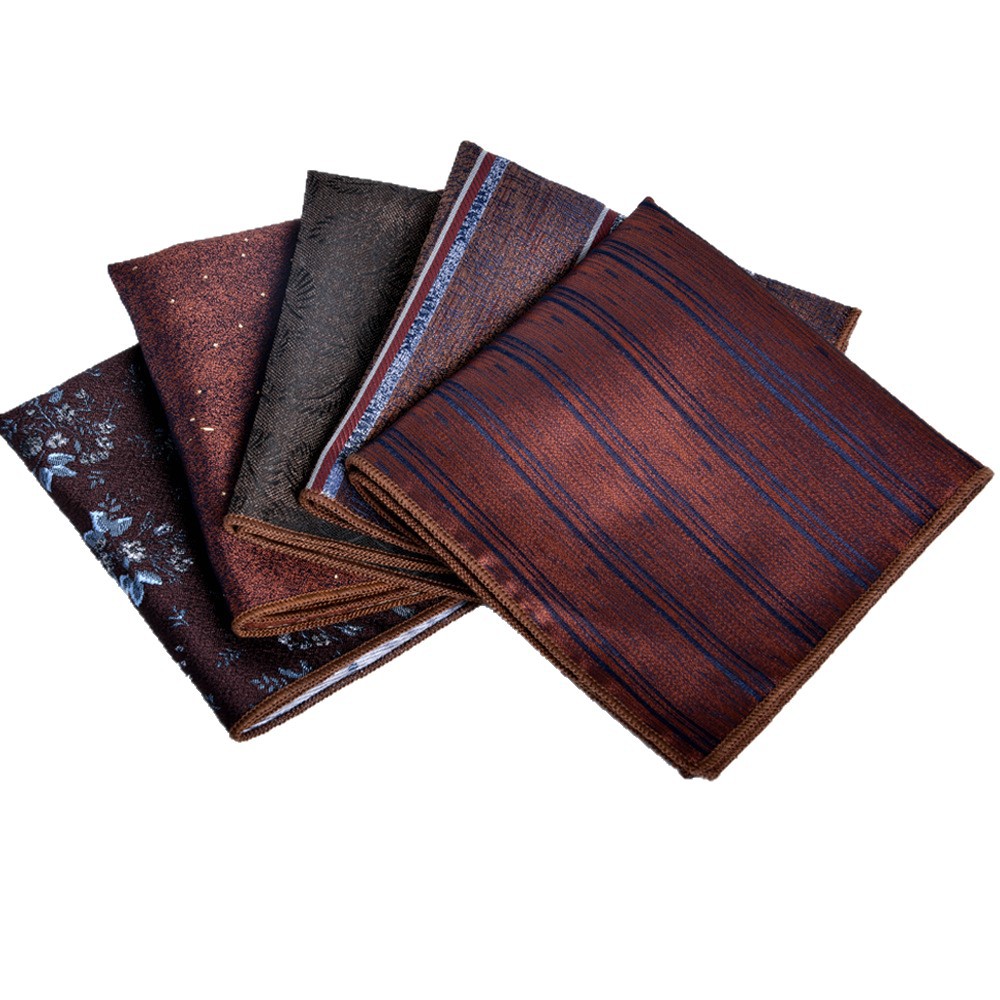 Set cravatta e pochette da uomo elegante rigata marrone_voghion.com