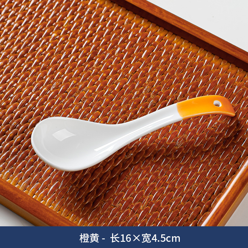 Cuchara de sopa pequeña de estilo japonés cuchara de cerámica azul y blanca creativa hogar engrosada mango curvo anti-escaldado comiendo cuchara de sopa al por mayor
