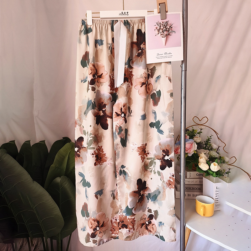 베이지색 배경에 큰 꽃