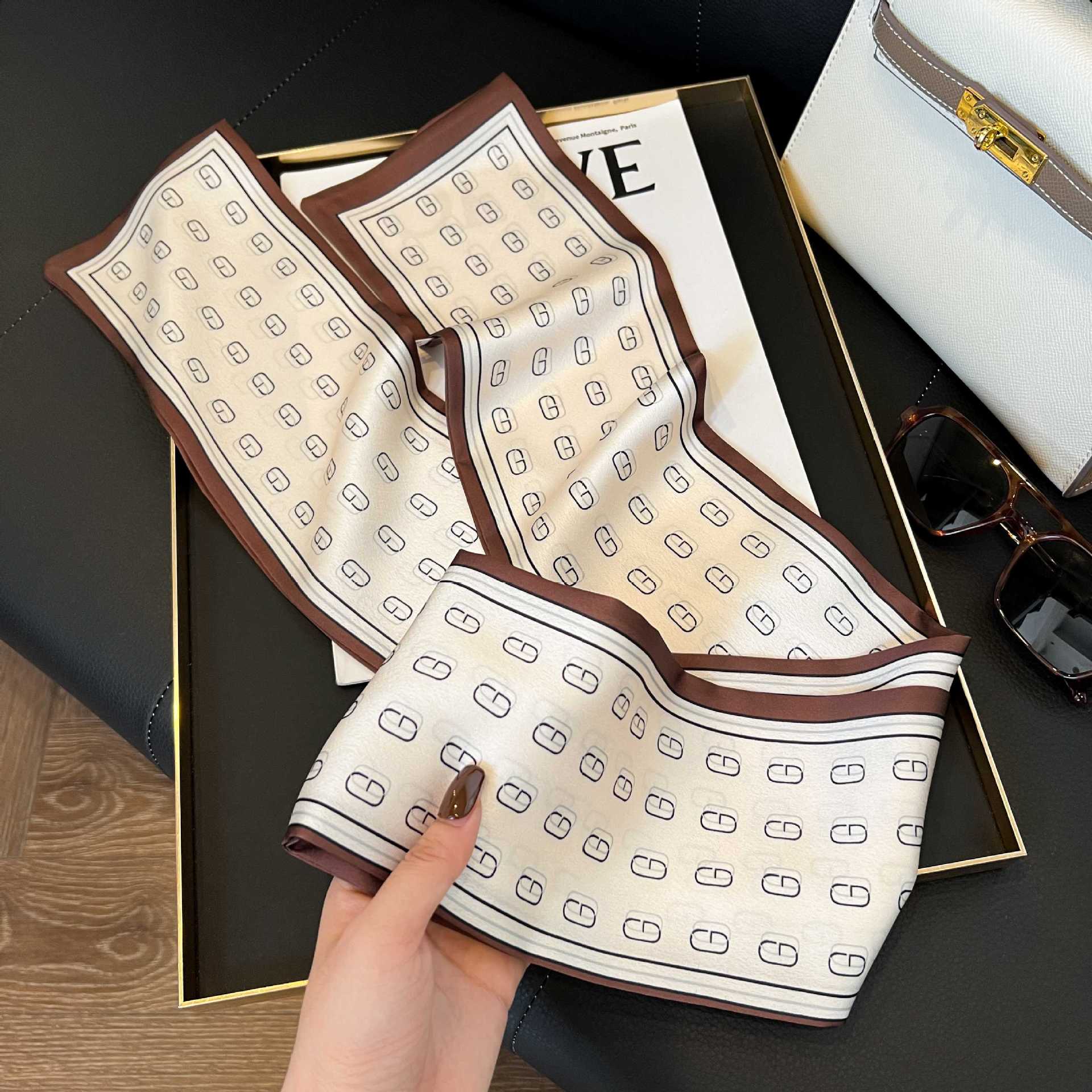 Nueva bufanda de seda pequeña banda larga estrecha para el cabello mujer estilo primavera y otoño moda madre bufanda estilo verano estilo fino serpentina bufanda al por mayor