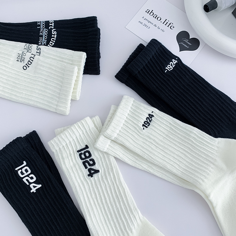 Calcetines sin hueso para mujeres de verano absorben sudor y antiolor calcetines de algodón bordados letras medias casuales Zhuhai al por mayor