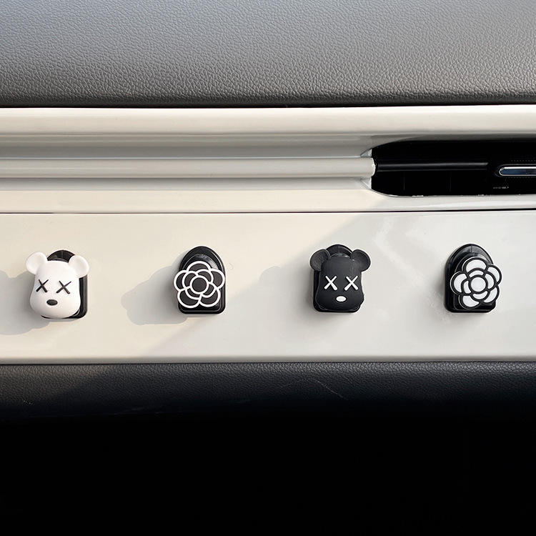 Gancho de automóvil de la disposición frontal multifuncional creativo de automóvil pegado pequeño gancho de automóvil de decoración de automóviles para mujeres