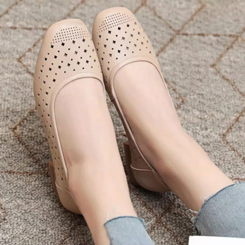 2026 verano nuevo tacones bajos superficia respirable zapatos de cuero huecos zapatos de mujer suave sandalias antideslizantes de madre