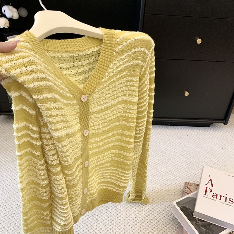 Real shot of a retro color-blocked striped knit cardigan for women, V-neck, slimming, versatile, long-sleeved, loose-fitting, early autumn sweater.