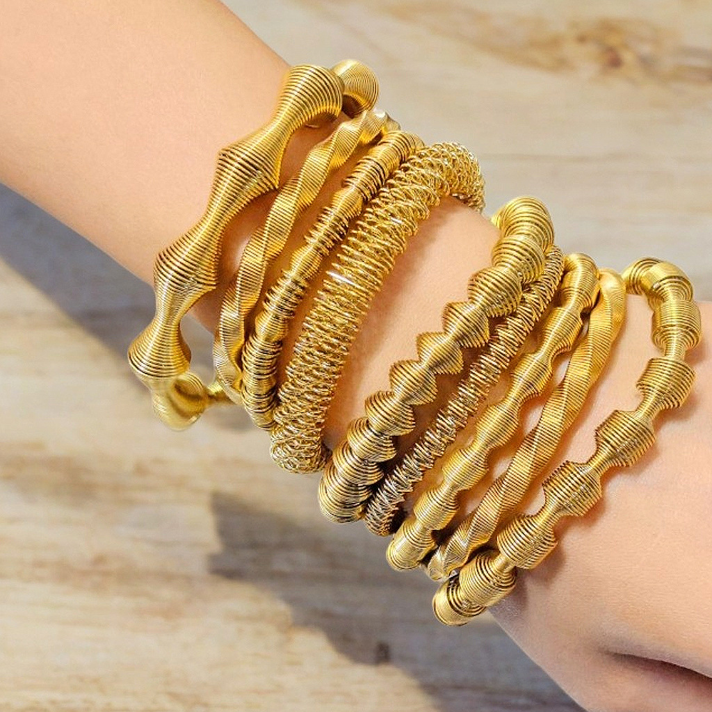 Europa y los Estados Unidos transfronterizos nuevos aberturas de acero de titanio chapado en oro pulseras de malla de acero inoxidable ajustable en forma de C pulseras de acero inoxidable para hombres y mujeres al por mayor