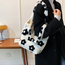 包包女2024秋冬日系可爱黑白花朵毛绒包包单肩通勤斜挎托特包潮