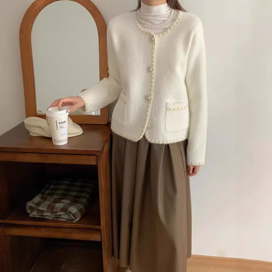 2024 otoño y invierno nuevo estilo pequeño cardigan de punto fragrante de estilo femenino imitación de agua con un diseño suave de suéter de estilo famoso abrigo