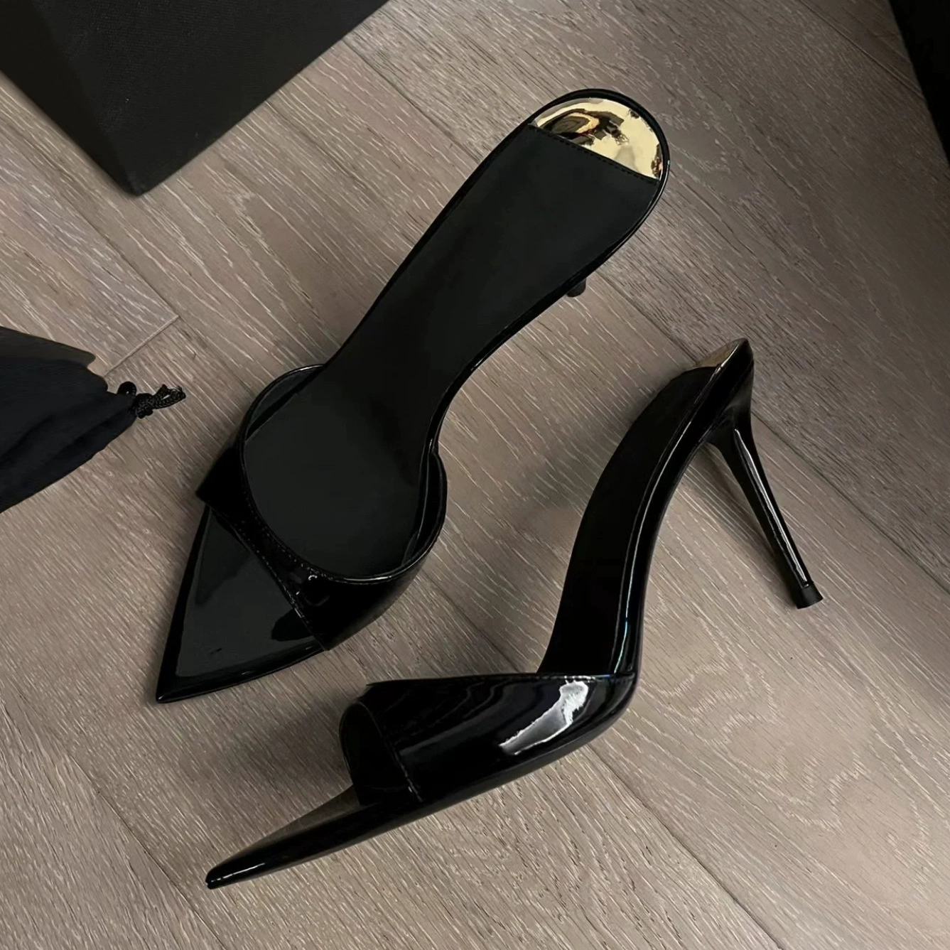 Версия из овчины ~ французские тапочки из натуральной кожи с острым носком на высоком каблуке для женщин, которые можно носить летом, босоножки на шпильке с открытым носком, полутапочки и сандалии.